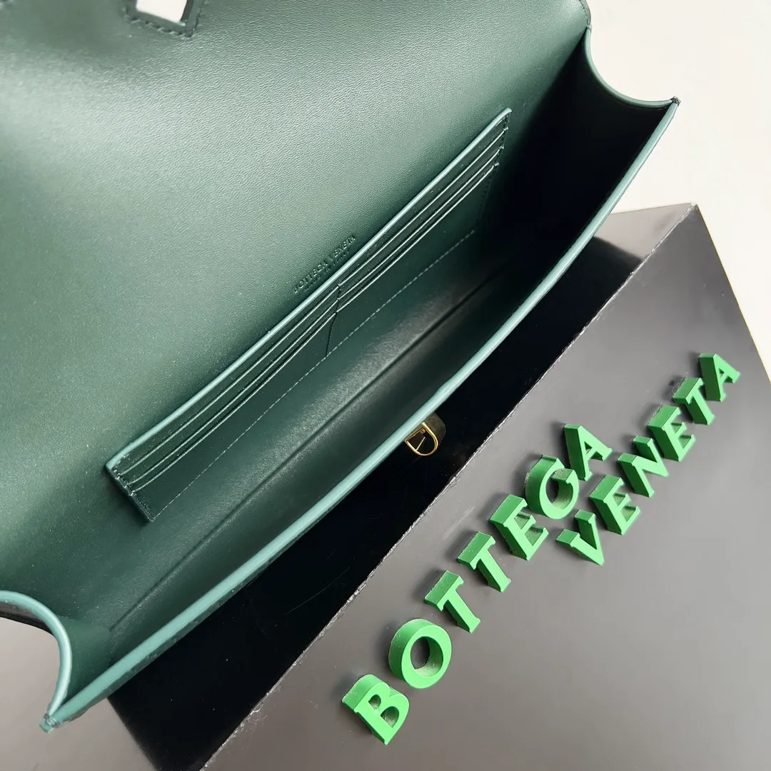 Batch 1420 Bottega Veneta Fall in love with Andiamo at first sight, new design, natural Nile rare leather crocodile pattern complex handbag, a model handbag for women, no need for color cover, no emotional camouflage, immersive depth and excitement, the classic element KNOT knot is inspired, modernist aesthetics and jewelry field craftsmanship reinterpret the knot element, bringing a clutch full of modern texture and elegant and quiet lady spirit. Style number: 741511 Size: 31*13*3cm